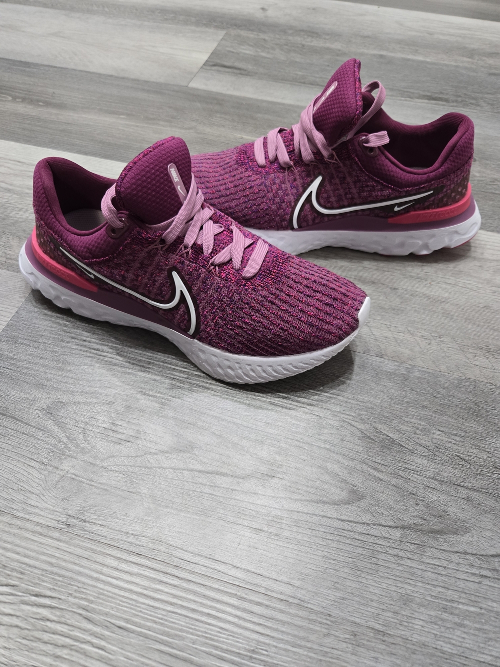 Nike Women's Magenta Pink Flyknit Athletic Running Shoes Size 9 Preowned